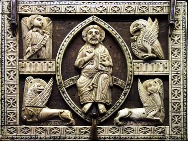 Christ surrounded by the representations of the four evangelists. Coffin cover from the 13th century.